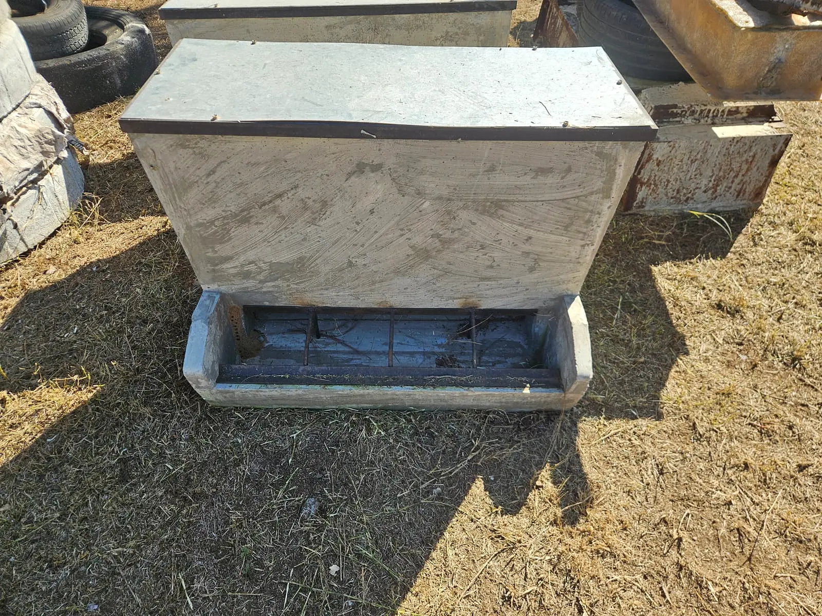 Concrete automatic pig feeder